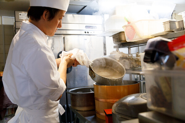 仕込み中の若き職人