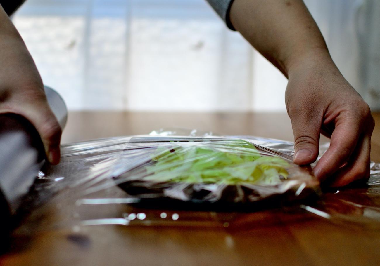食べられるラップ!?　牛乳、野菜、海苔から作るラップで廃プラスチックを減らす