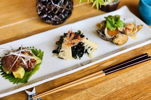 マグロとアボカドの醤油糀(こうじ)ポキ・ワカメとタケノコの塩糀ナムル・アサリの醤油糀漬け