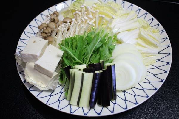 白菜やしめじエノキ豆腐といった、すき焼き定番の野菜