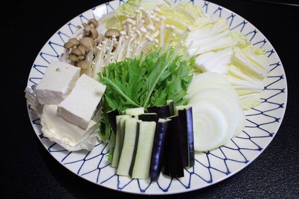 白菜やしめじエノキ豆腐といった、すき焼き定番の野菜