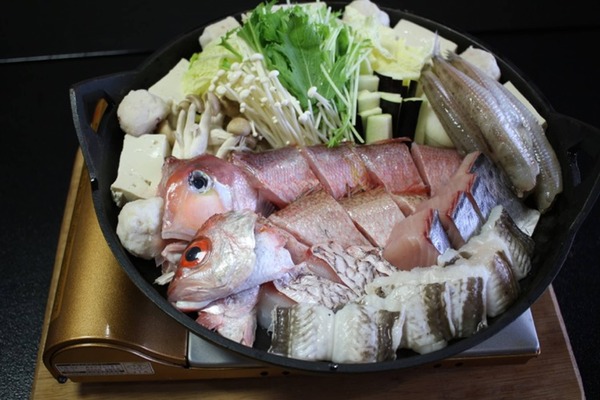 専用鍋に魚や野菜がぎっしり並ぶ