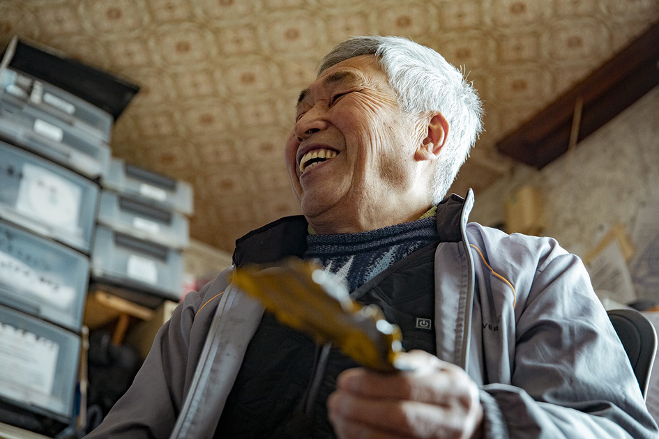 昆布を手に笑う藤田さん