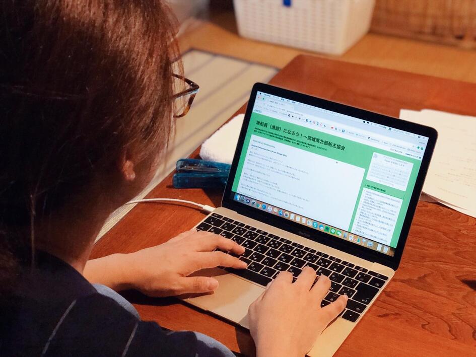 PCに向かいブログを書く様子