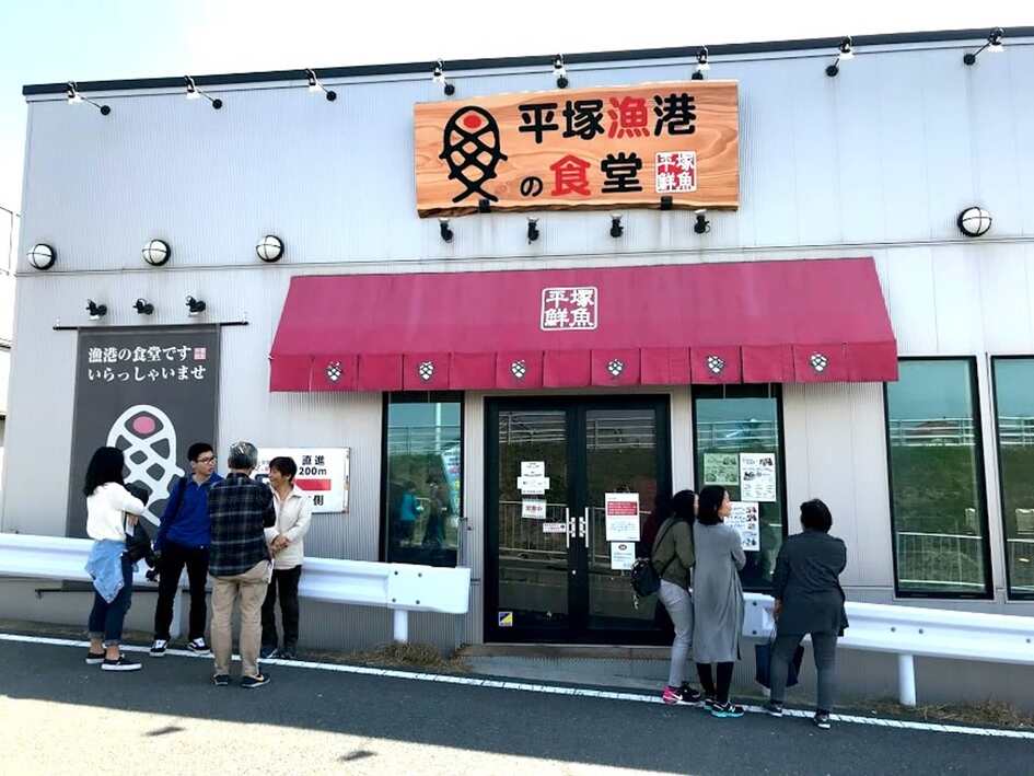 建物の前には入店を待つ人が