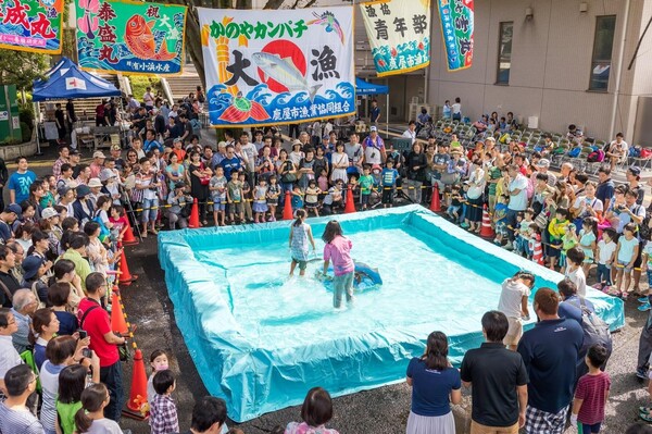 多くの人で賑わうイベント会場