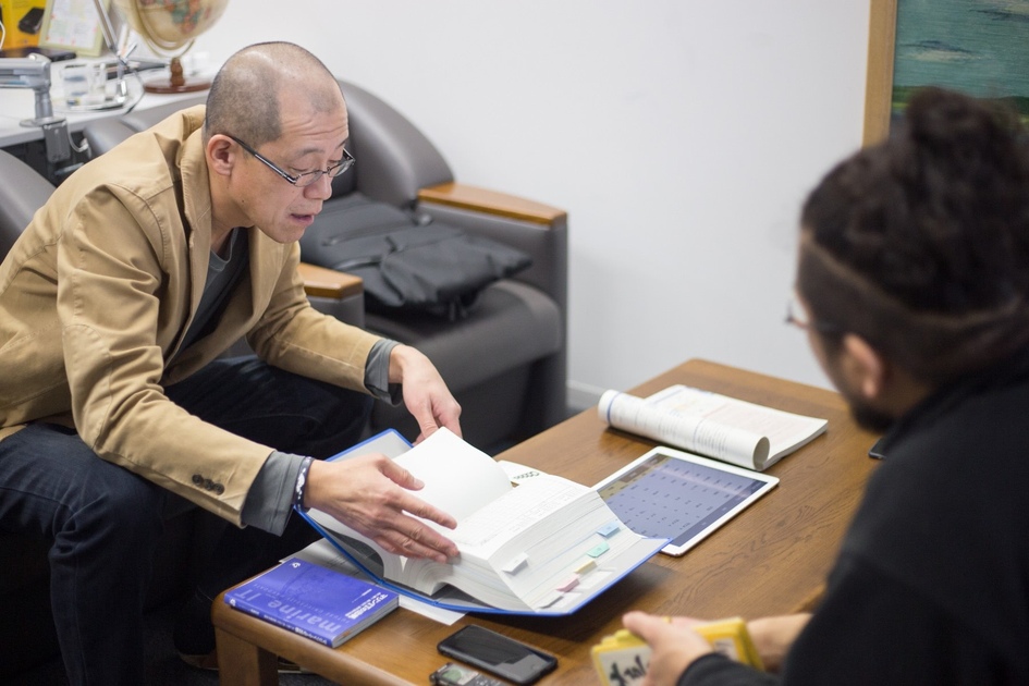 データが記録された分厚いファイルを広げながら話す和田先生
