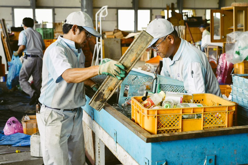 プラスチックゴミを仕分けている様子