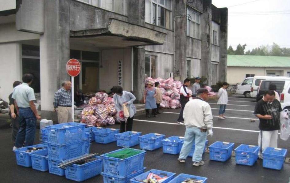 住民がごみを出す様子