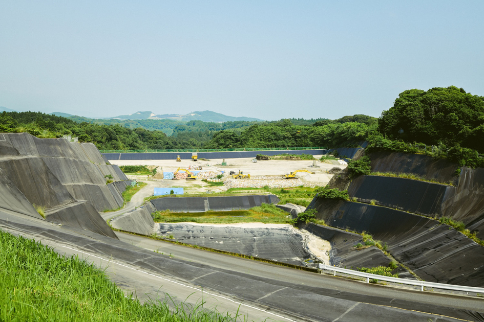 高台から谷底に広がる土地を見下ろす