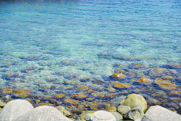 透き通る海