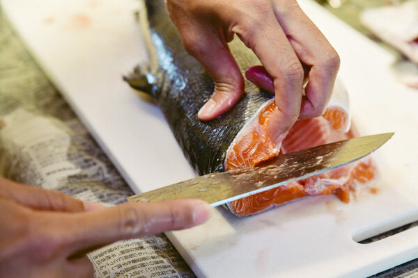 魚の背側を手前にもってきて、中骨に沿うように切りすすめる。