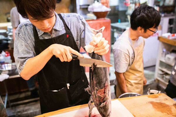 魚を立てて背びれを落としていく