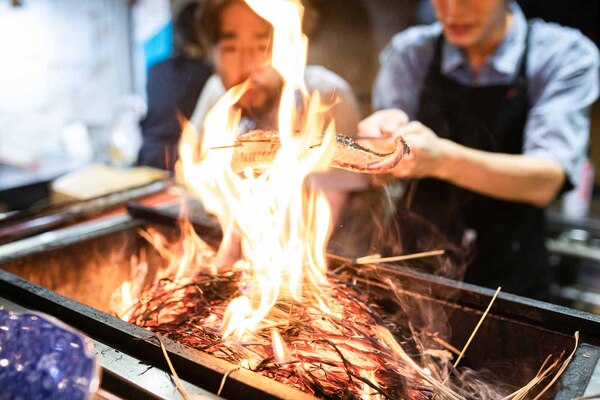 片手で持てるように扇形にしてあるのに、ビビって両手で持っている図