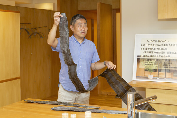 昆布を持つ釆野さん