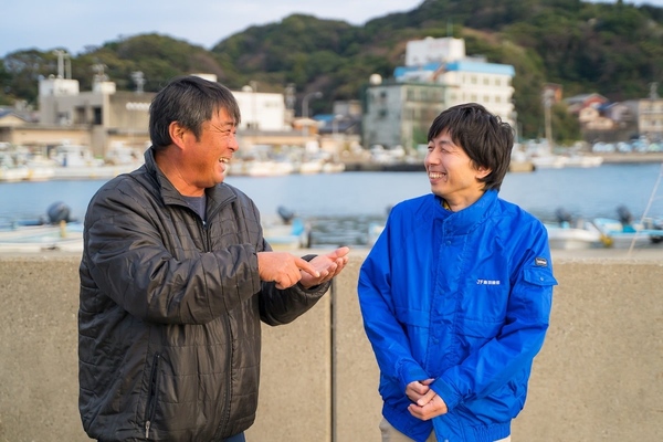 漁師の井村さんと、鳥羽磯部漁協の職員である久保田さん
