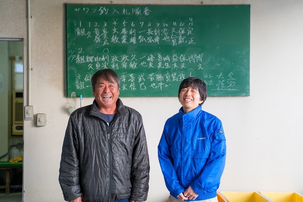 漁師の井村さんと、鳥羽磯部漁協の職員である久保田さん