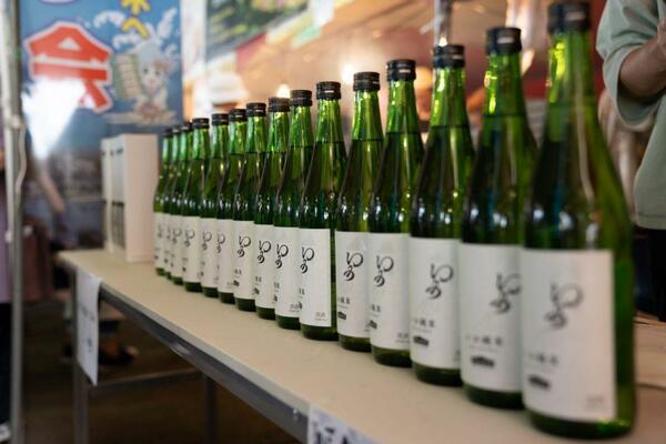 ずらりと並ぶ日本酒の瓶