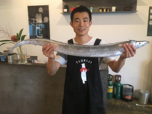 太刀魚を持つ鈴木さん