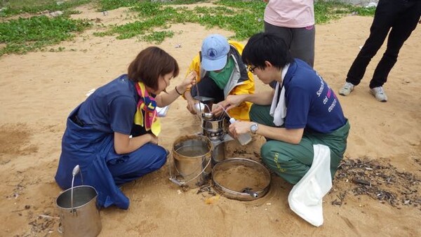 高田さんは、日本のみならず世界中でマイクロプラスチックの調査を行っている。写真はマレーシアの海岸でのマイクロプラスチック採取の様子