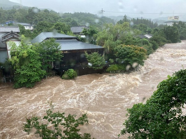 編集チームが佐賀県で遭遇した「令和2年7月豪雨」の際の嬉野川の様子