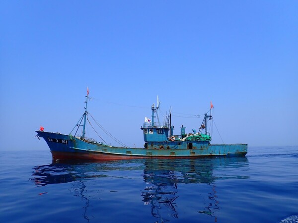 北朝鮮海域に向かう途中の、中国を母港とする二艘曳きトロール漁船