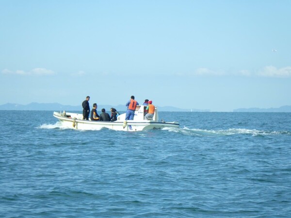 大阪湾に浮かぶ漁船