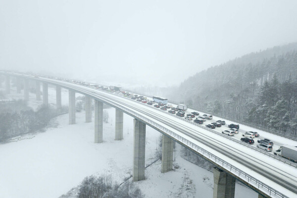 雪で渋滞する高速道路