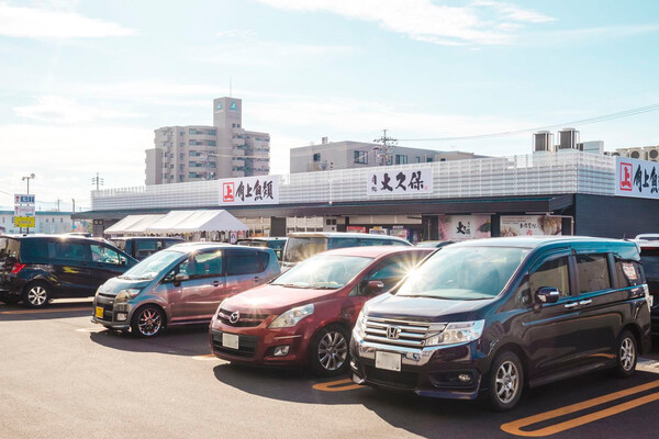 車があふれる角上魚類の駐車場