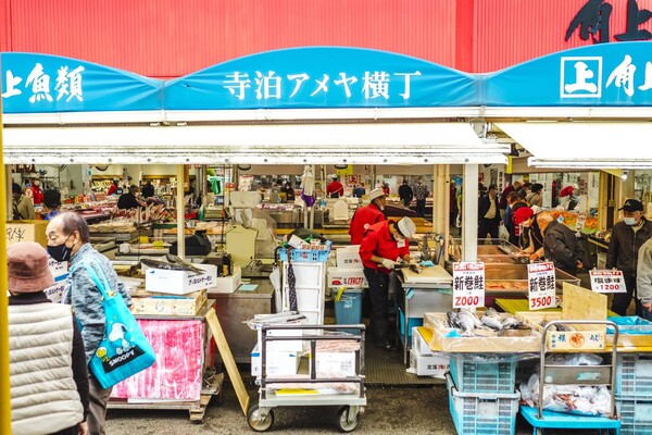 寺泊アメヤ横丁と書かれた看板