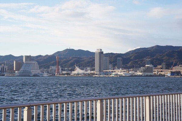 ポートアイランドの目の前には海が広がる